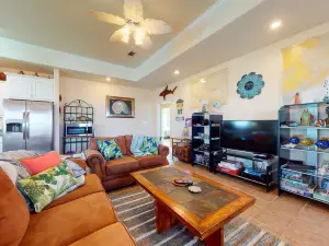 Adorable beach-themed getaway with deck, lower patio, hammock, & fast WiFi