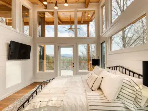 Stunning Mountain Escape with Hot Tub & Tesla Charger