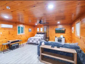 Couples Spa and Luxurious Shower - Cozy Kentucky Retreat