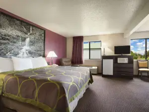 Super 8 by Wyndham Cameron