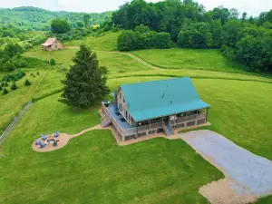 TWO King Suites. 4br,3ba. Grayson Highlands State Park, Virginia Creeper Trail.