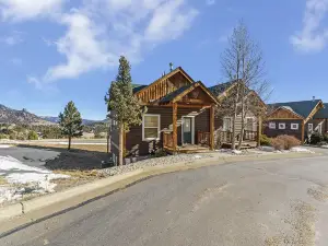 Jackstraw Mountain 32 2 Bedroom Condo by RedAwning
