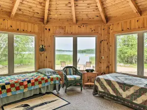 島湖上的鄉村舒適小屋，配有火坑、碼頭