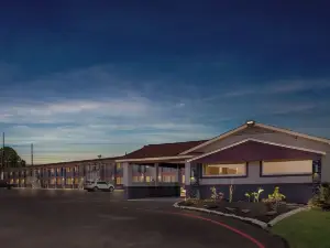 Econo Lodge Inn & Suites