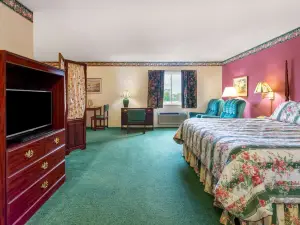Super 8 by Wyndham Reedsburg