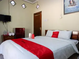 RedDoorz Syariah near Alun Alun Pacitan 2