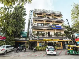 FabHotel Santoor Geeta Bhawan Square