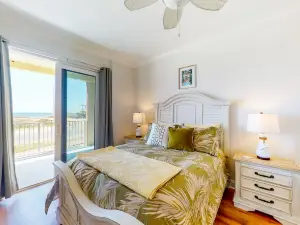 Ocean view condo with central AC, WiFi, washer/dryer, access to pool, hot tub