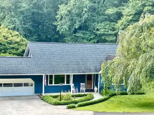 Spacious Deck and Hot Tub - Stunning Mountain Oasis Retreat