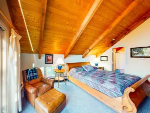 Lovely Riverfront Home w/Private Washer/Dryer, Fireplaces - Close to Ski Resorts