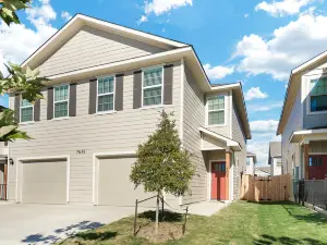 Fully Equipped Kitchen and Relaxing Backyard - Charming Spacious Haven