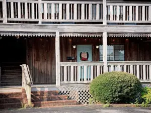 Western Themed 1 bedroom, great location.