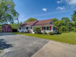 Near Golf Courses Family Home in Bellaire
