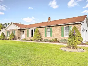 Charming Lewisburg Home w/ Hot Tub & Games!