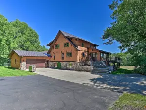 Lodge w/ Indoor Pool, Along Devil's Lake Park