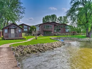 Lakefront Eau Galle Home w/ Hot Tub & Fire Pit