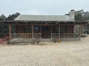 "Bearly Beehavin" 2-bdrm 1 bthrm cabin  with WiFi, AC.  Unwind & relax in ConCan