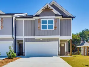 Work, Explore and Relax Modern Townhome in Lula!