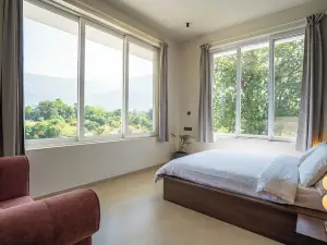 6-bedroom Scenic farmhouse in charming Karjat with WiFi, AC