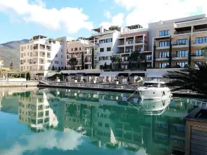 Studio with Pool Near Airport