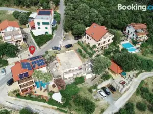 Stunning Home in Supetarska Draga with 4 Bedrooms, Wifi and Outdoor Swimming Pool