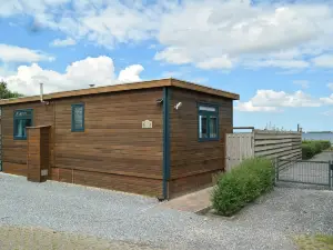 6 Pers. Holiday Home Aurora with Directly on the Lauwersmeer.