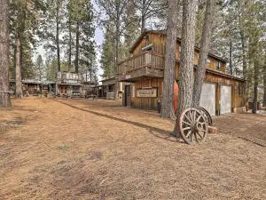 Rustic Western Home Walk to Winchester Lake!
