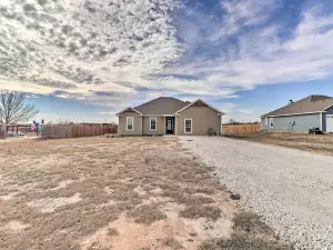 China Spring Home ~ 13 Mi to Downtown Waco!