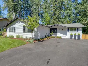 Modern Home 3 Miles to Woodinville Wine Country!