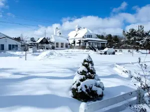 Quiet, Private, Waterfront - Luxury on 125 Ft. of Suttons Bay