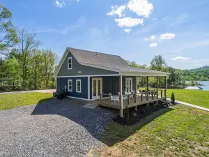 Lakefront House at Summer Breeze w/ Private Dock w/ Kayaks