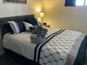 Lazy Lake Retreat 3 bed 2 bath. Includes sauna, kayaks, paddle boards, hot tub.