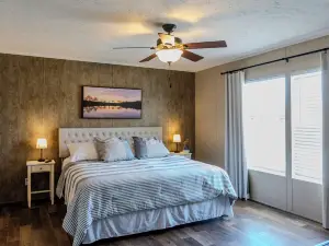 Relax fish/play: Pvt 25-acre clear Blue Lake w/ home that sleeps 10 comfortably.