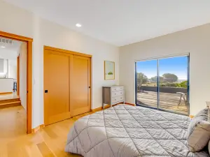 Stunning home w/ ocean view, private hot tub, shared pools & tennis courts.