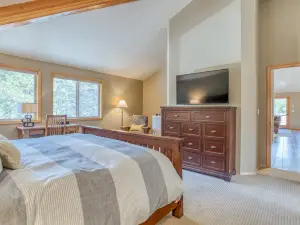Spectacular Retreat - Wildlife Watching, Hot Tub, Fireplace