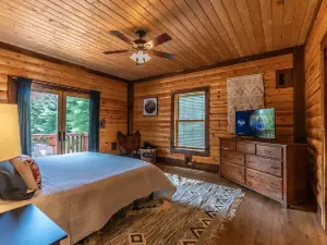 Secluded Sanctuary - WiFi, Hot Tub, Game Room, Fishing Pond
