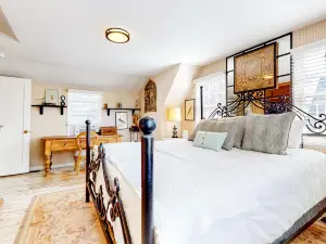 Spacious home with private heated outdoor pool, hot tub, patio, grill & W/D