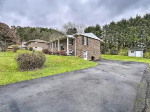 Bluefield Home w/ Covered Deck - Near Parks!