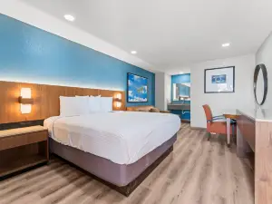 Econo Lodge Inn & Suites