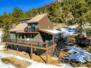 Deluxe Rental Cabin with Private Hot Tub in Wilderness of Evergreen, Colorado