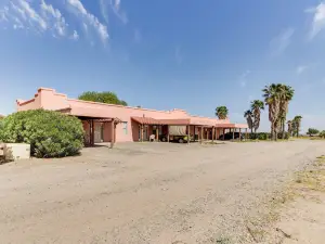 บ้านประจำให้เช่าในทะเลทรายของอาริโซน่าพร้อมสิทธิ์ในการเข้าถึงสระว่ายน้ำ!