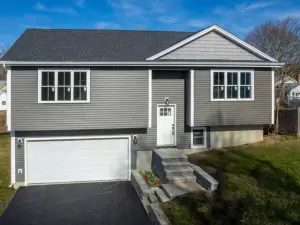 Brand new 3 bedroom house in welcoming Worcester with WiFi and AC