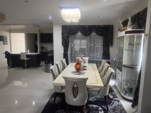 Luxury Melton House Room 2