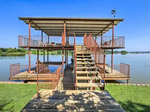 การหลบหนีที่อยู่ริมทะเลสาบ Granbury พร้อมท่าเรือและที่ลากเรือ!