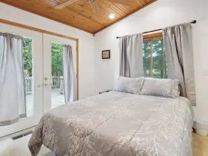 Serene Yellville Retreat with Hot Tub on 85 Acres