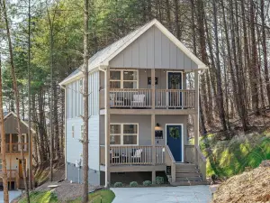 Ideal Location & Mountain Views: Chattanooga Home!