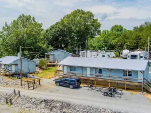 Nifty Cadiz Cabin in Moon River Marina Resort