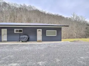 Mullens Cabin w/ Gas Grill & Mountain Views!