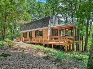 Fully Renovated Broadway Cabin w/ Private Hot Tub!