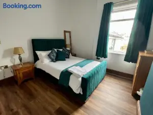 City Escape , 10 Mins Walk to the City Centre and Principality Stadium Sleeps 5
